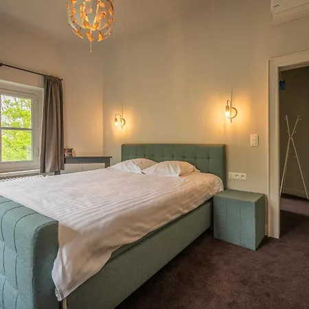 Bed & Breakfast Leyselebeke Castle 4*